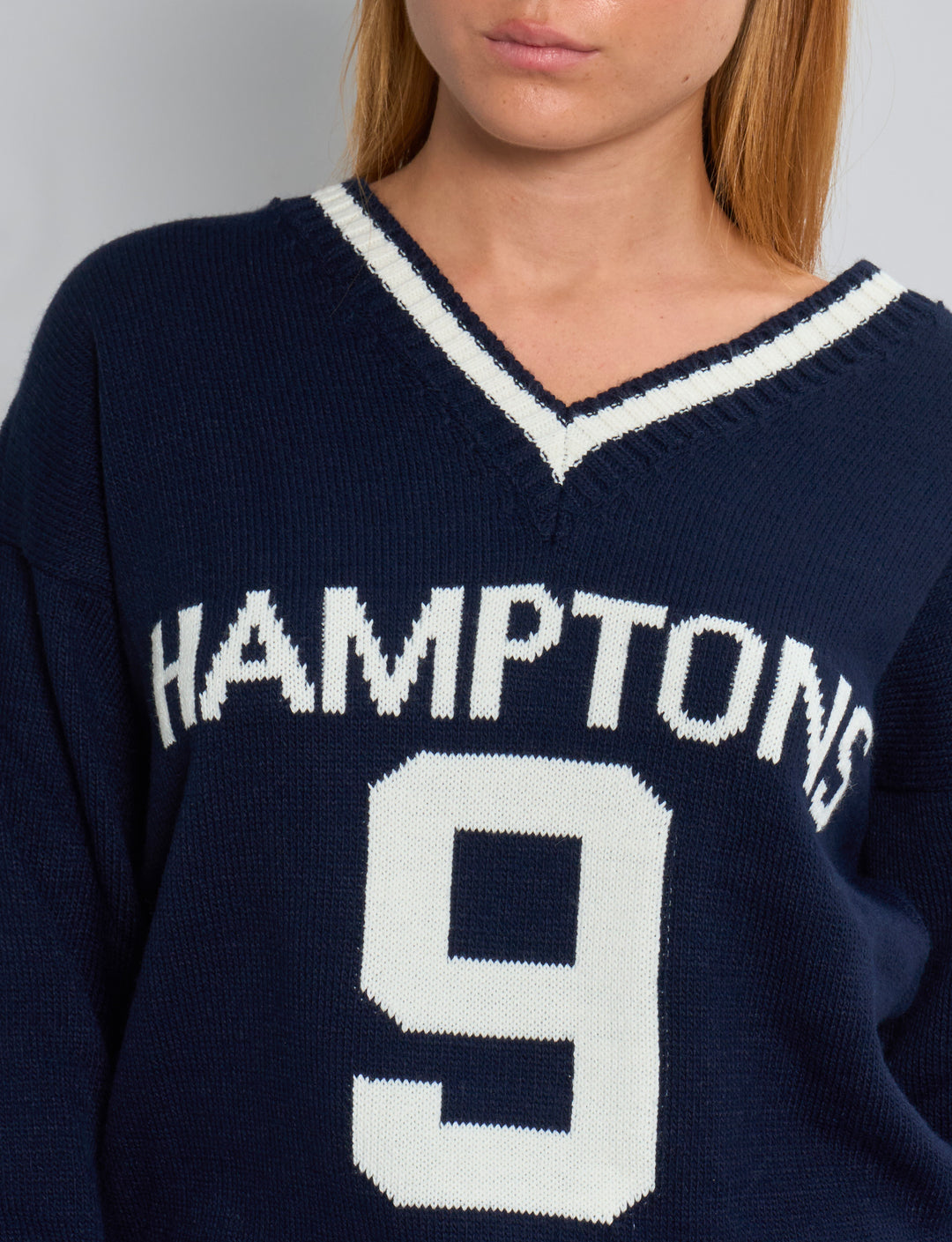Maglione college blu navy con scritta Hamptons e numero 9 dettaglio