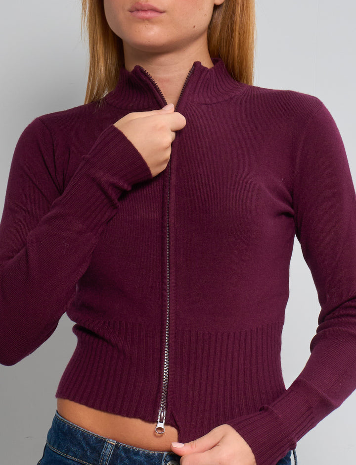 Maglione corto bordeaux con zip e collo alto dettaglio