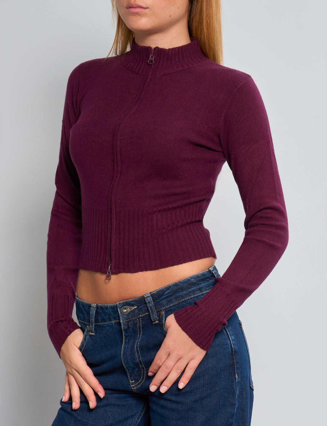 Maglione corto bordeaux con zip e collo alto frontale