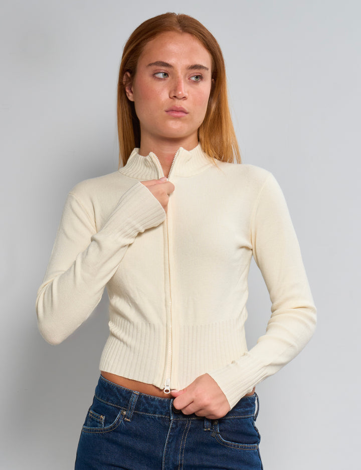 Maglione corto panna con zip e collo alto frontale