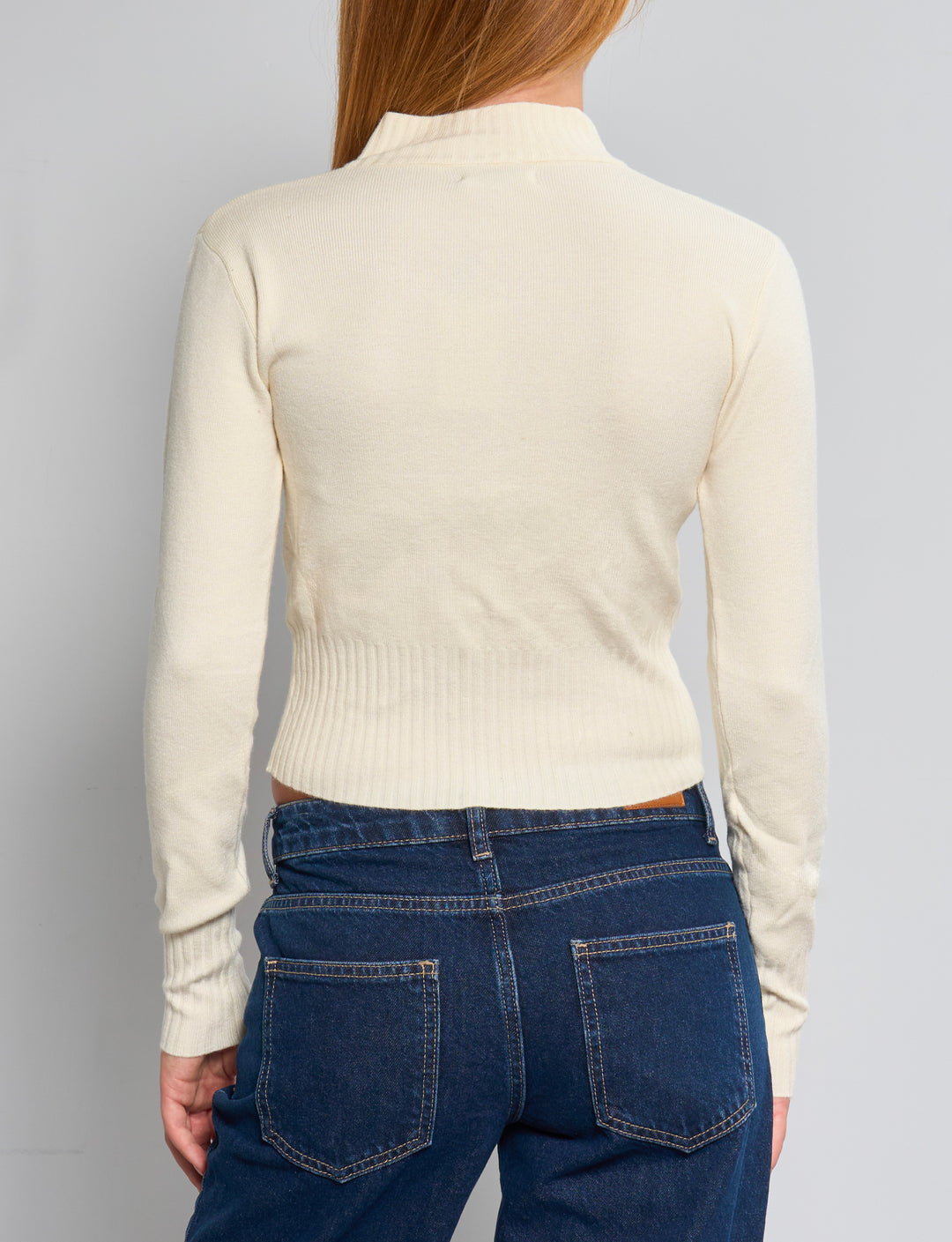Maglione corto panna con zip e collo alto retro