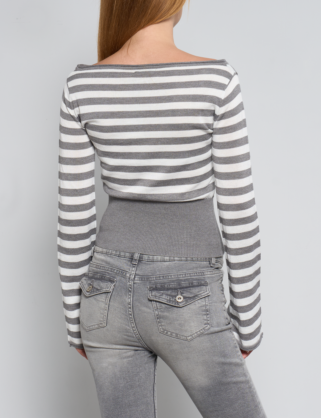 Maglione crop a righe grigie con spalle spalle scoperte retro
