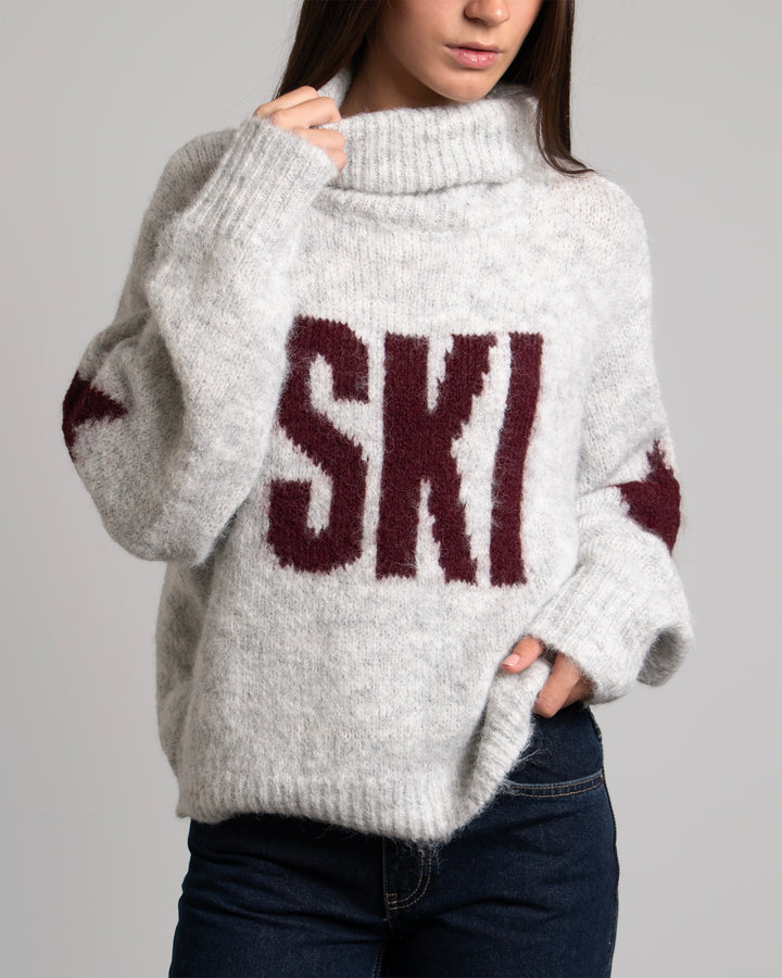 Maglione grigio con collo alto e scritta “SKI” dettaglio