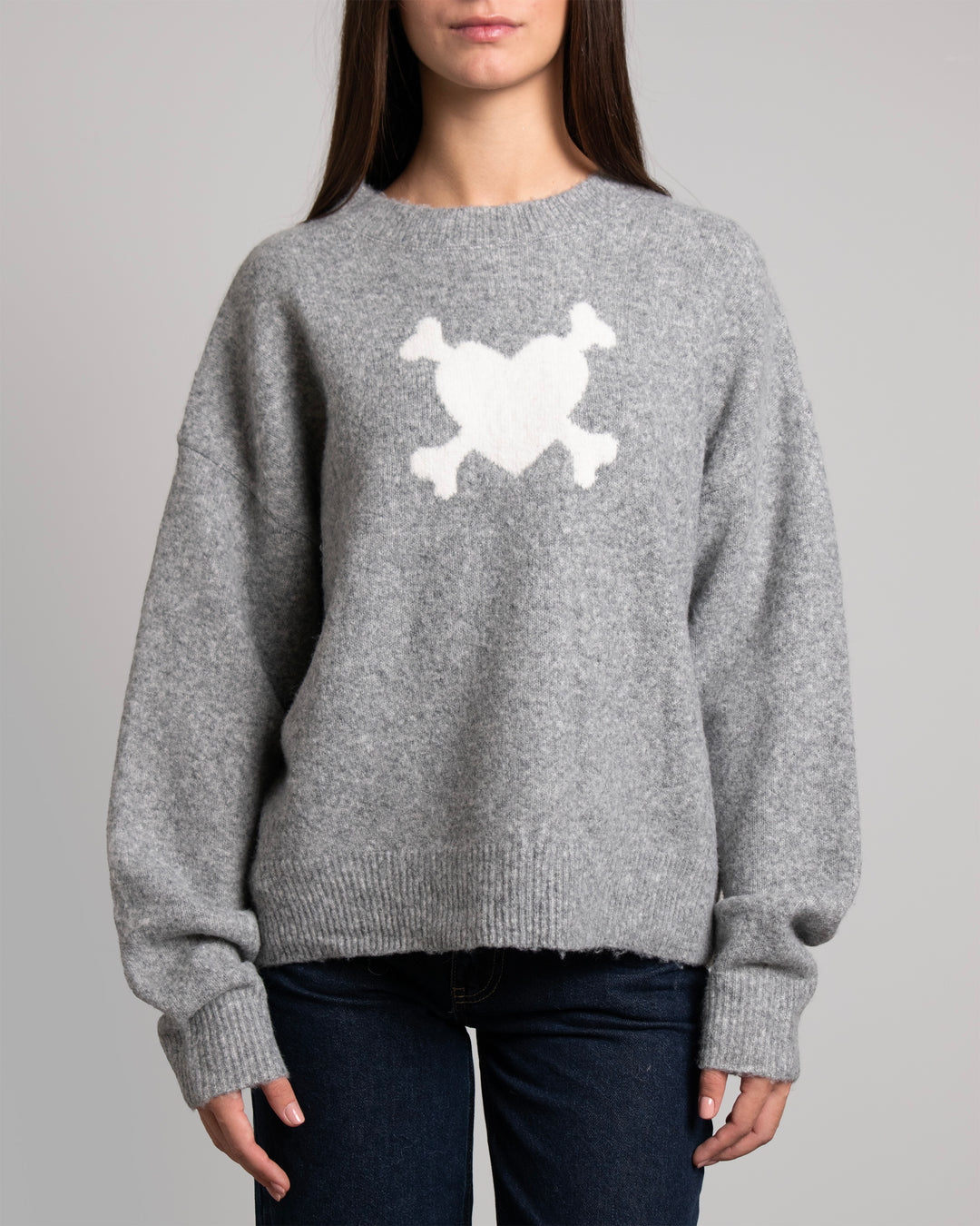 Maglione grigio con cuore teschio frontale