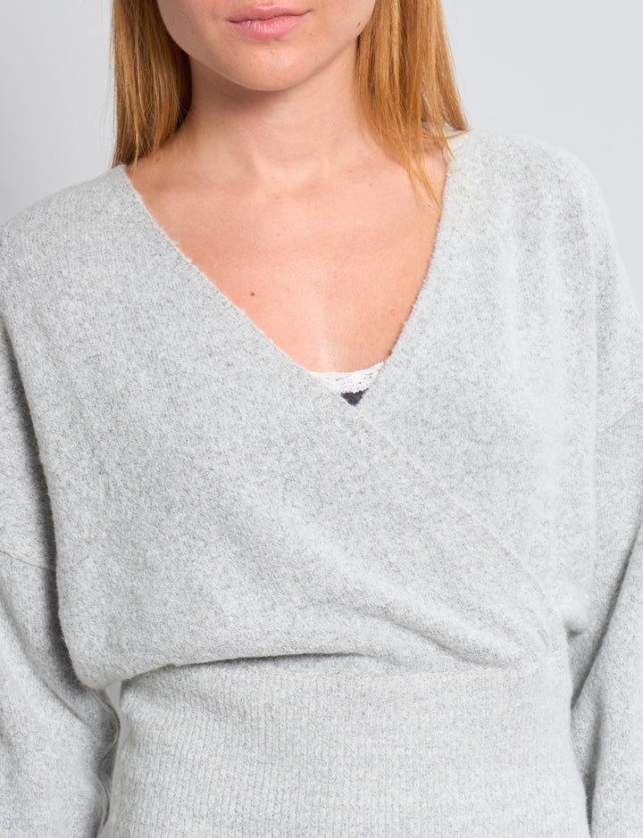 Maglione incrociato grigio dettaglio
