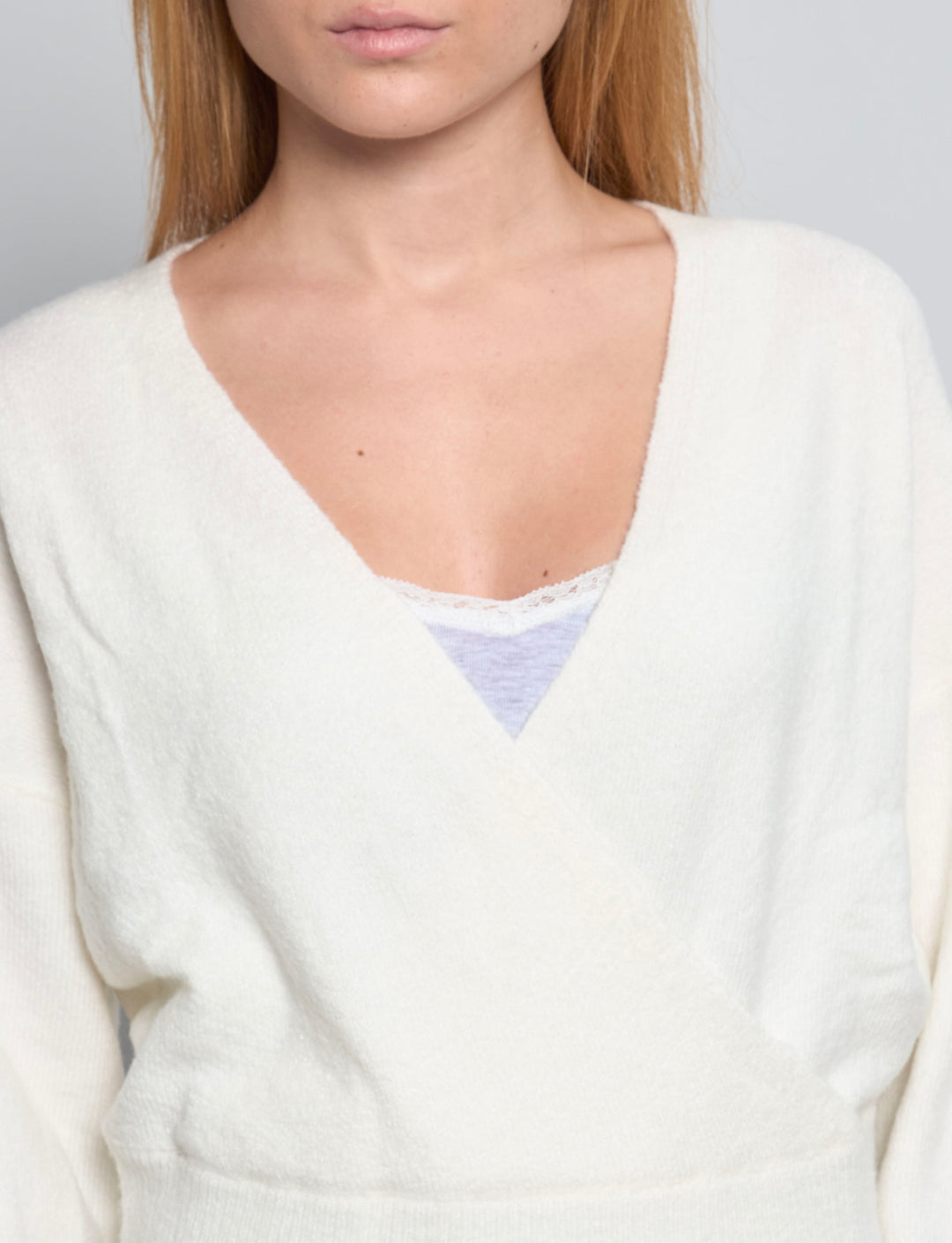 Maglione incrociato panna dettaglio
