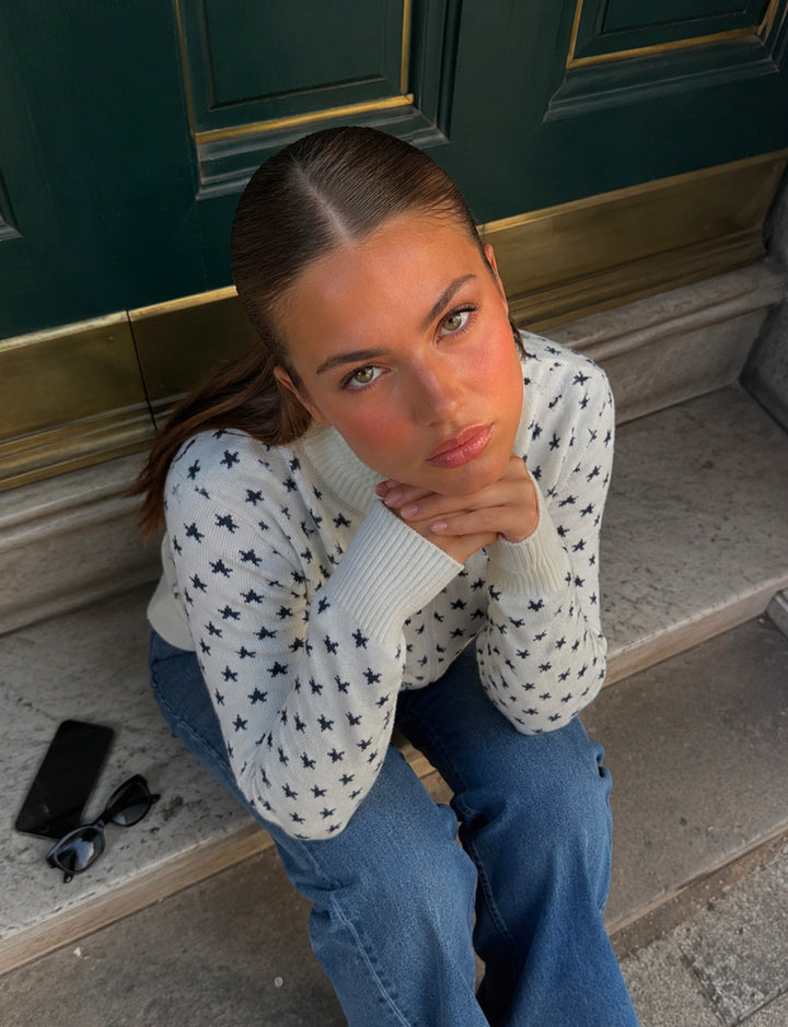 Maglione panna a collo alto con zip con motivo a stelle blu copertina