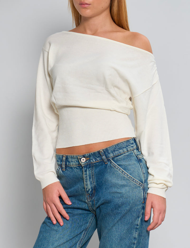 Maglione panna a maniche lunghe con scollo asimmetrico frontale