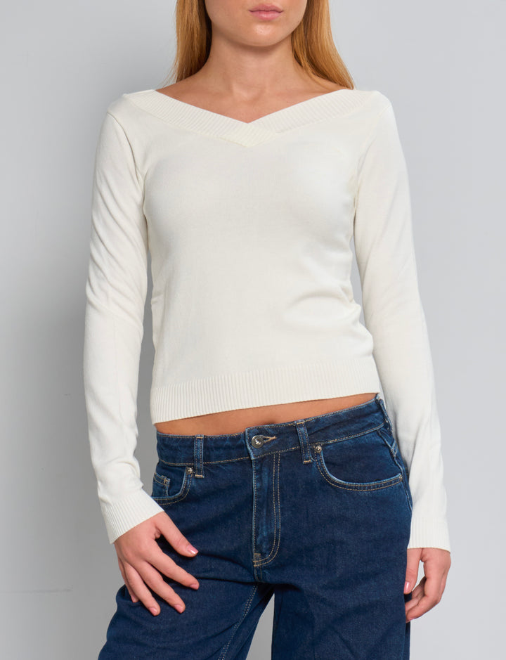 Maglione panna con scollo a V incrociato frontale