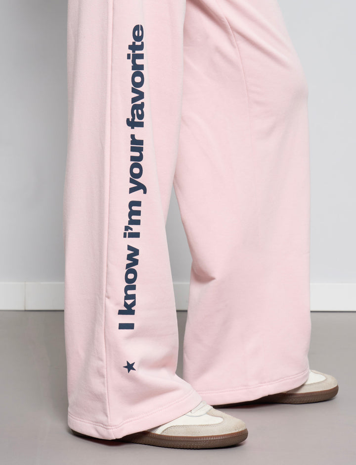 NAOMI-FAV-Pantalone tuta rosa con scritta "I know I'm your favorite" dettaglio