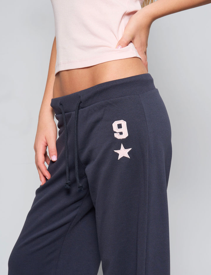 NAOMI-NOVSTA-pantalone tuta blu con 9 e stella dettaglio