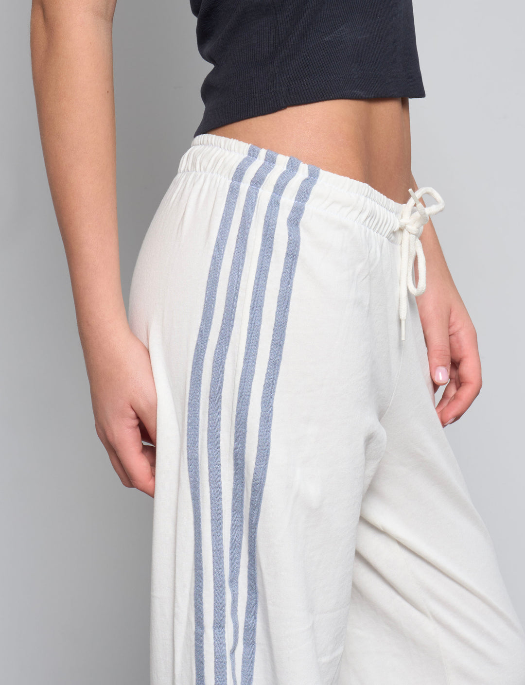 NEIJA-Pantalone tuta panna con righe azzurre dettaglio
