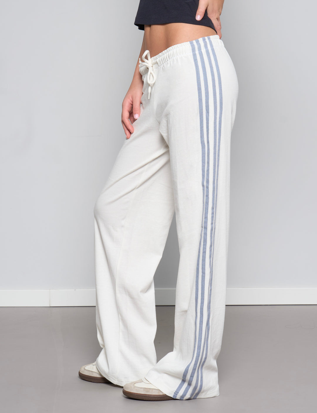 NEIJA-Pantalone tuta panna con righe azzurre frontale