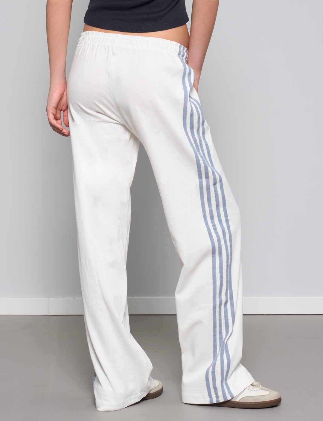 NEIJA-Pantalone tuta panna con righe azzurre retro