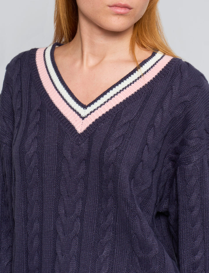 PRISCA262-Maglione blu navy a trecce con scollo a V a righe rosa e bianche dettaglio