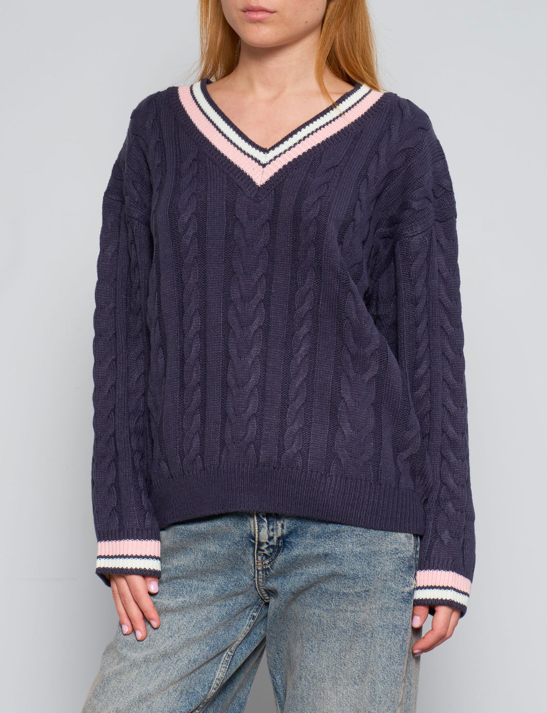 PRISCA262-Maglione blu navy a trecce con scollo a V a righe rosa e bianche frontale