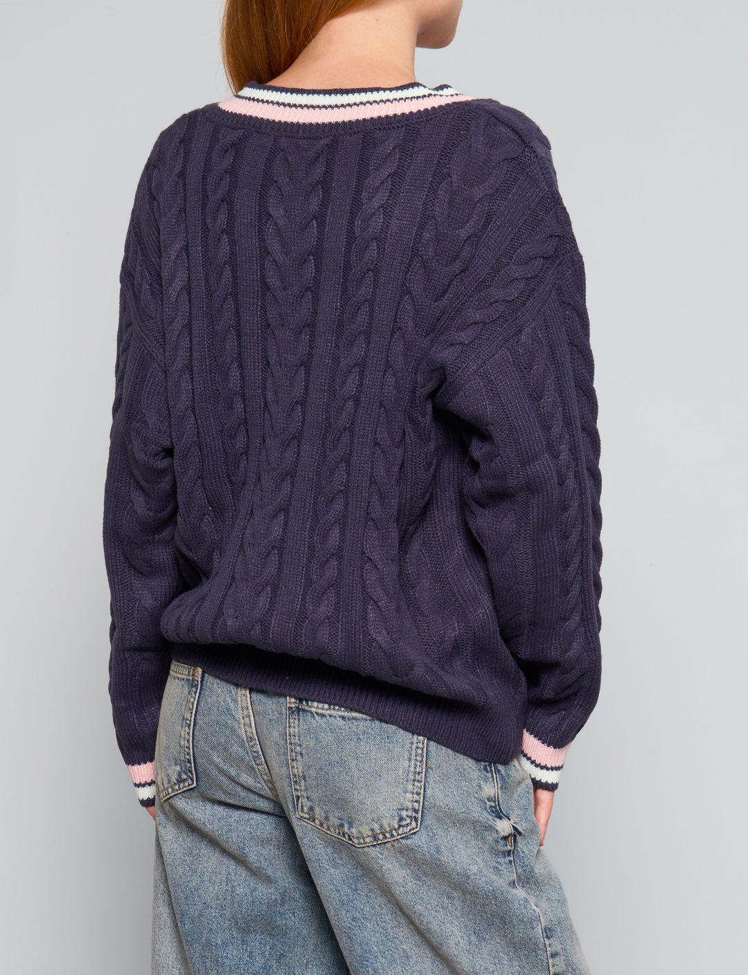 PRISCA262-Maglione blu navy a trecce con scollo a V a righe rosa e bianche retro