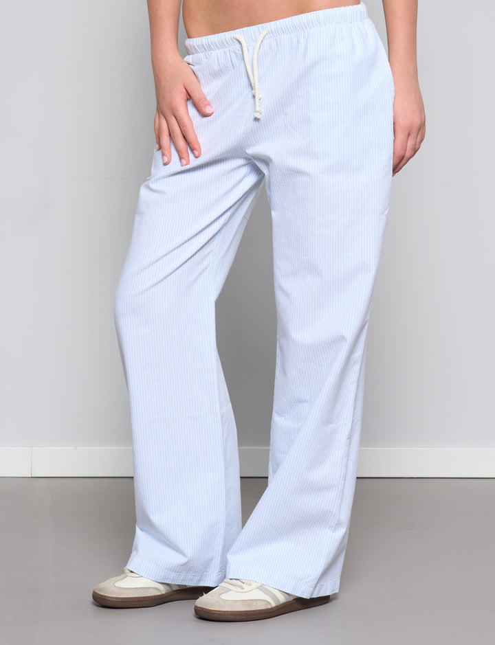 Pantalone a righe azzurre con cordino frontale