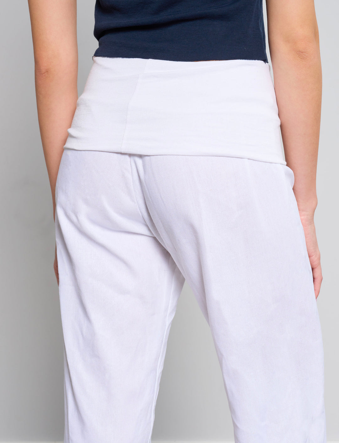 Pantalone bianco in lino con fascia dettaglio