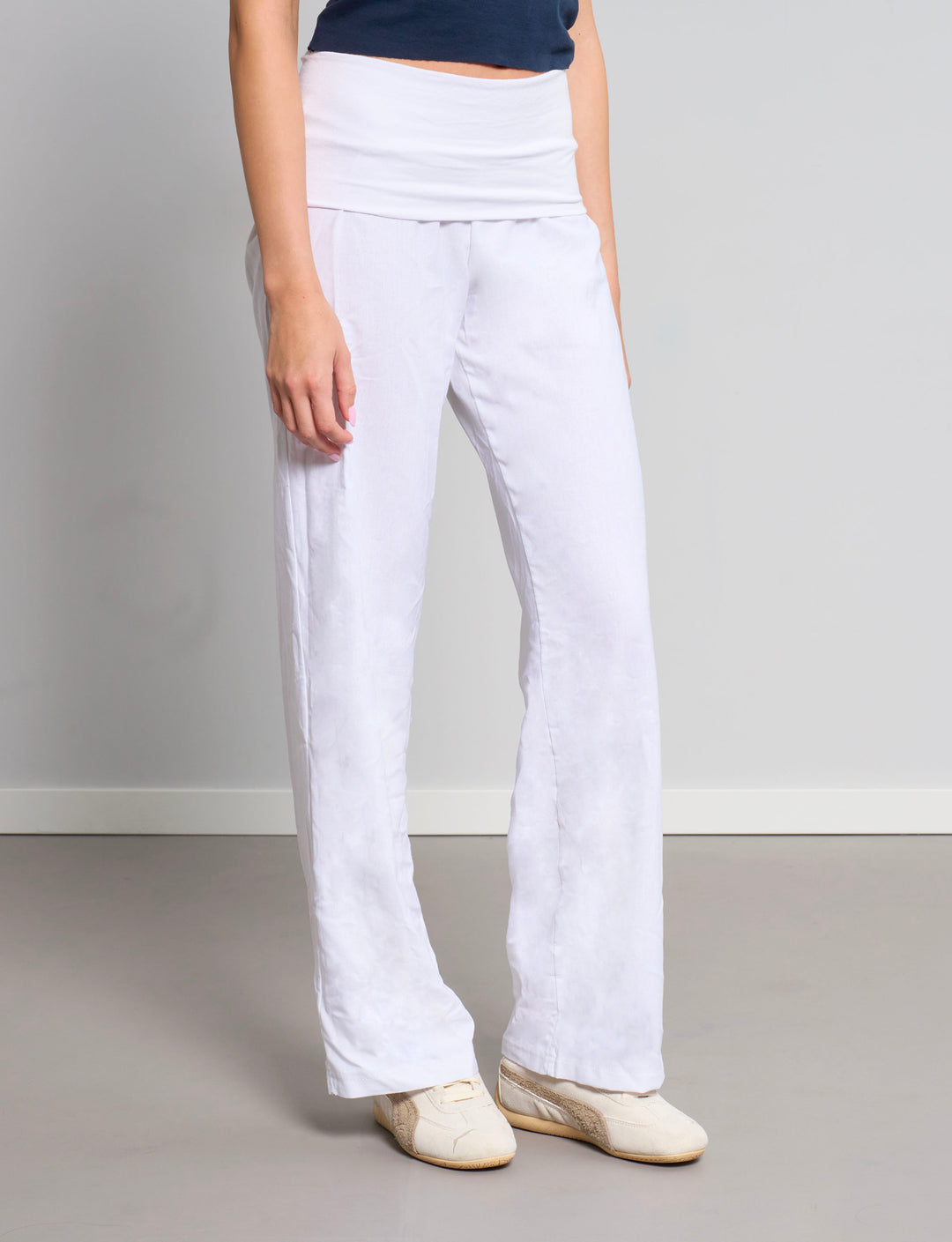 Pantalone bianco in lino con fascia frontale