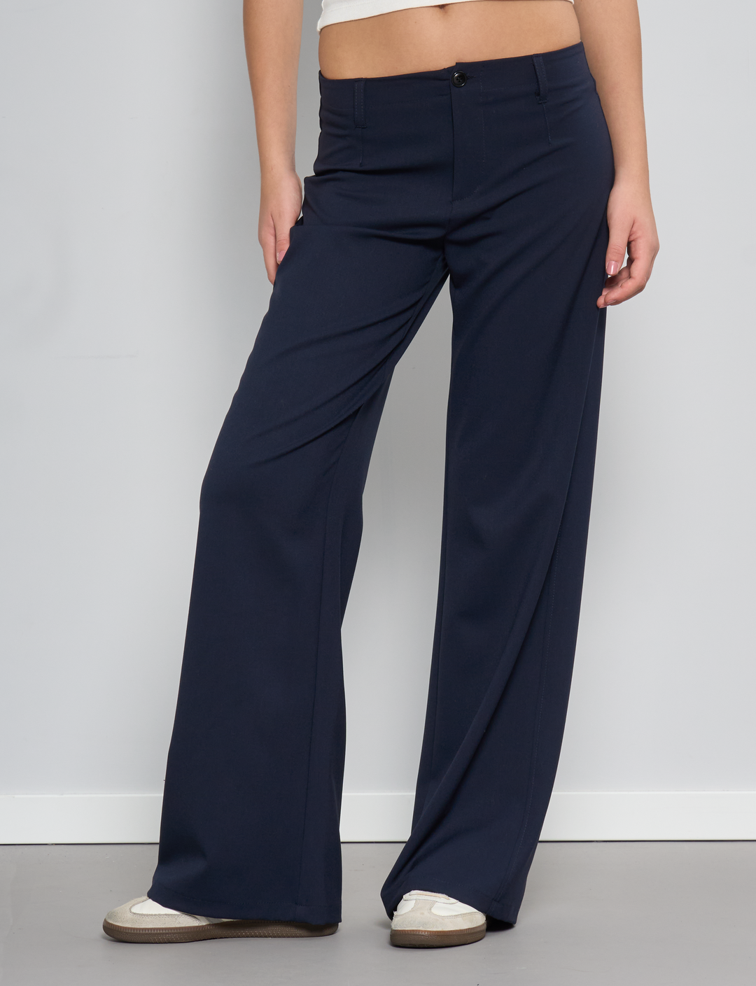 Pantalone blu navy elegante a palazzo frontale