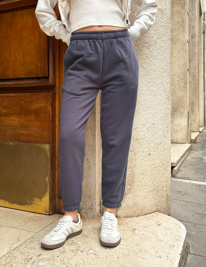 Pantalone blu notte in felpa look