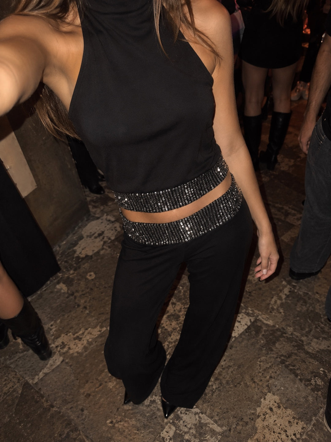 Pantalone con gamba svasata e fascia di paillettes in vita copertina