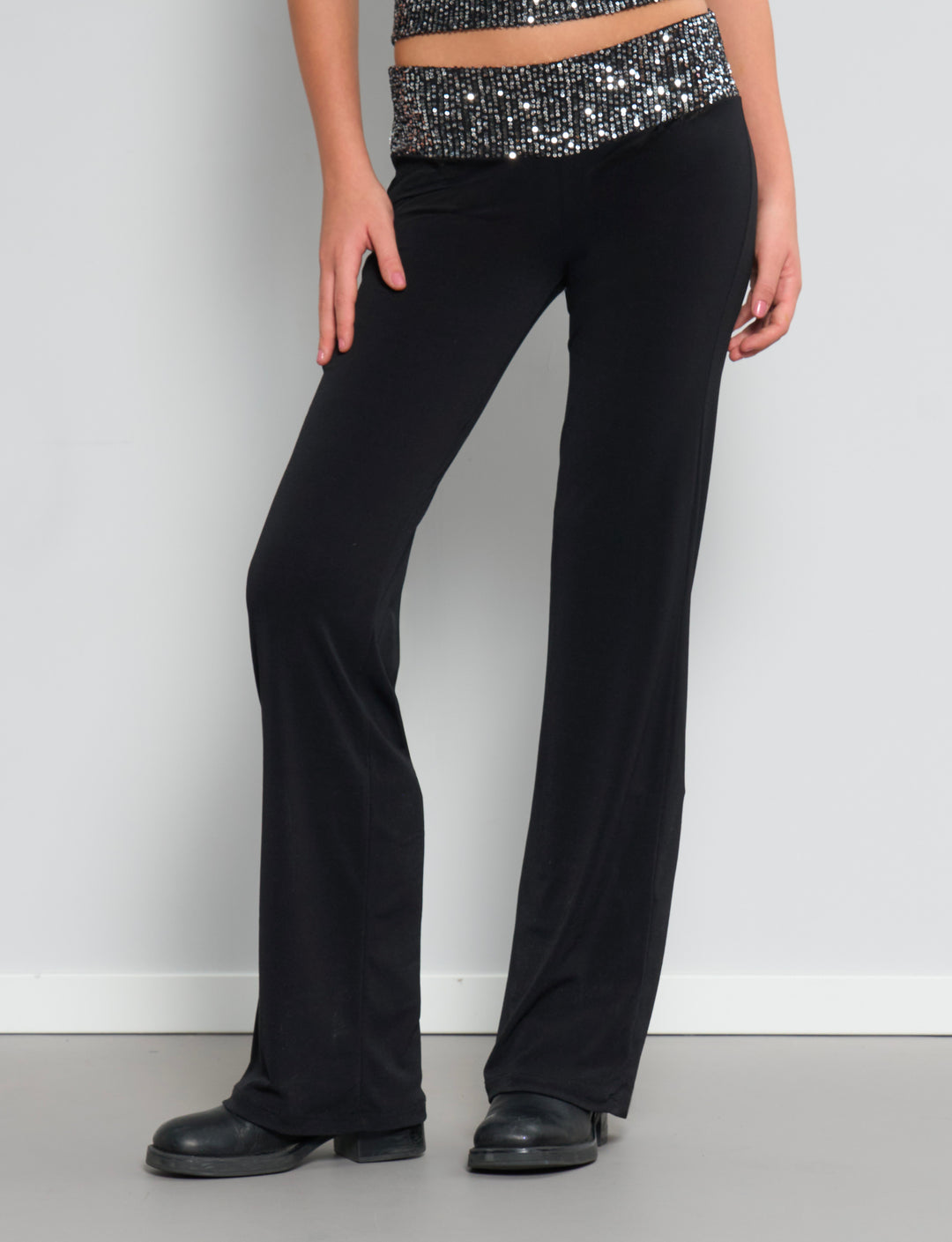 Pantalone con gamba svasata e fascia di paillettes in vita frontale