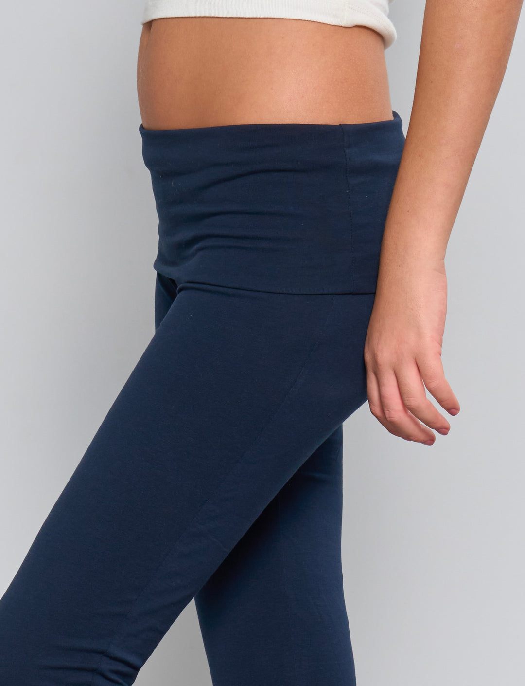 Pantalone flare blu navy in jersey con fascia risvoltata dettaglio