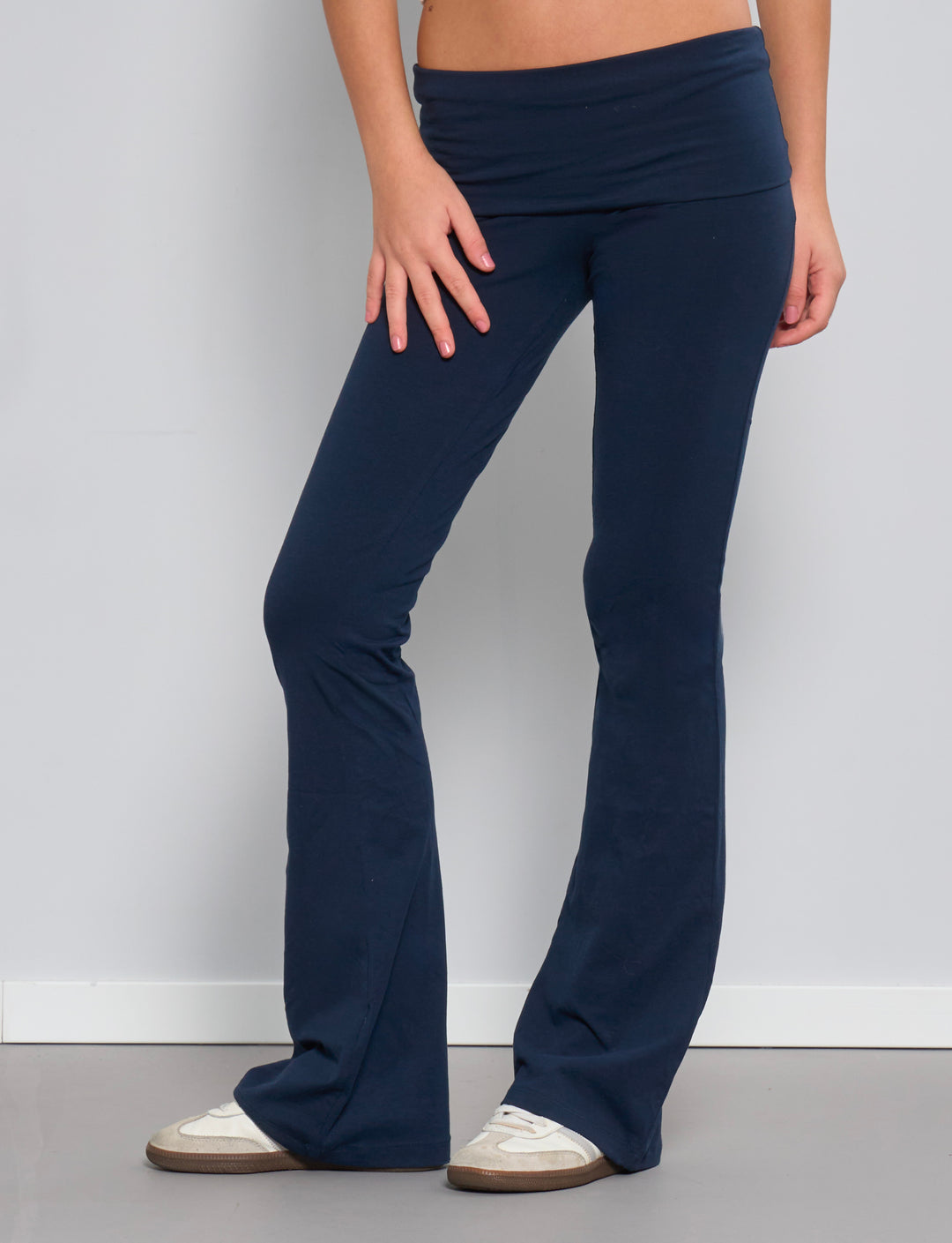 Pantalone flare blu navy in jersey con fascia risvoltata frontale