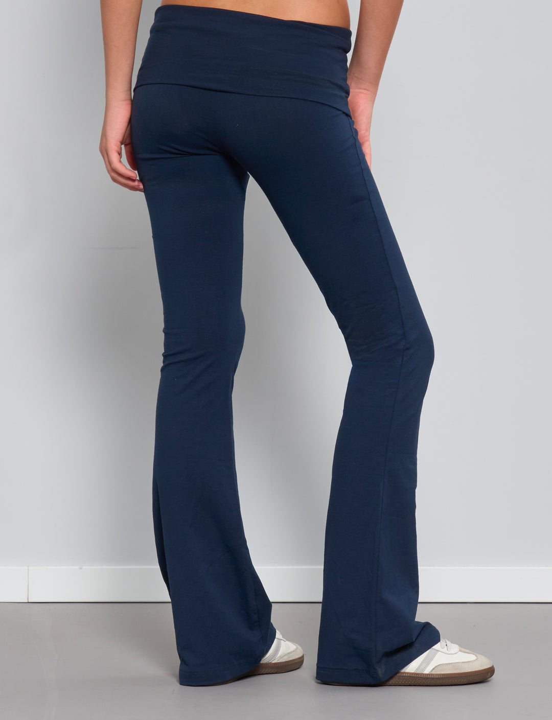 Pantalone flare blu navy in jersey con fascia risvoltata retro