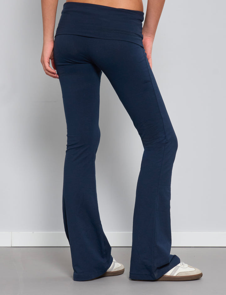 Pantalone flare blu navy in jersey con fascia risvoltata retro