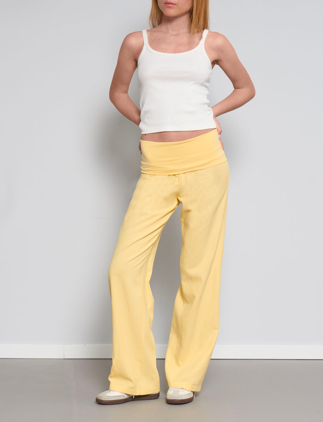 Pantalone giallo in lino con fascia frontale