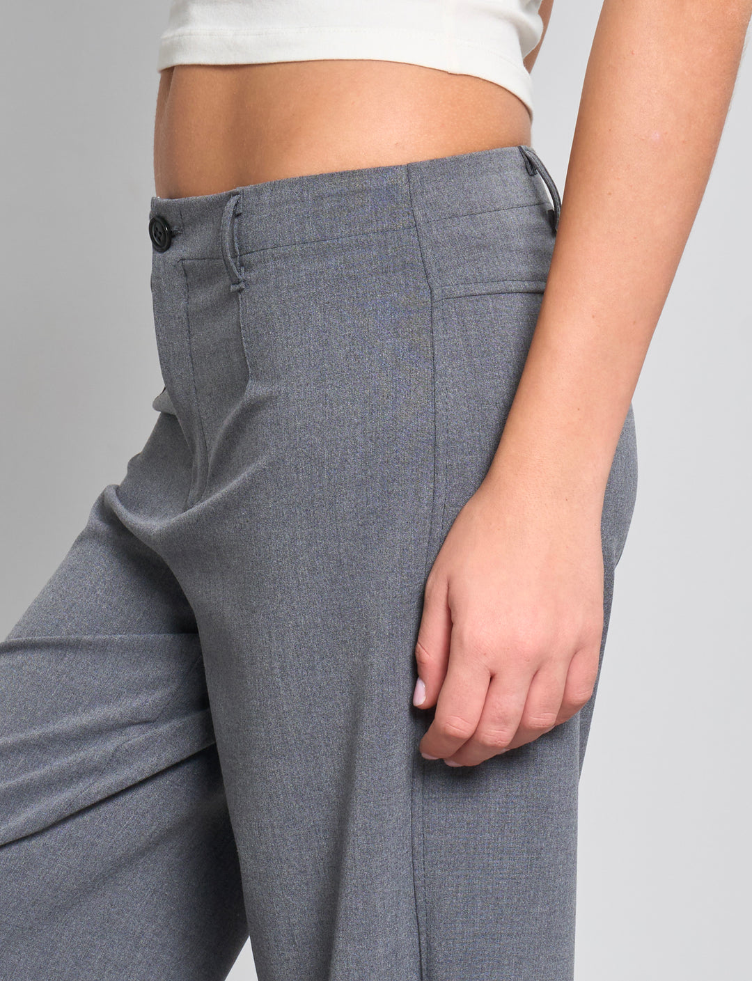 Pantalone grigio scuro elegante a palazzo dettaglio