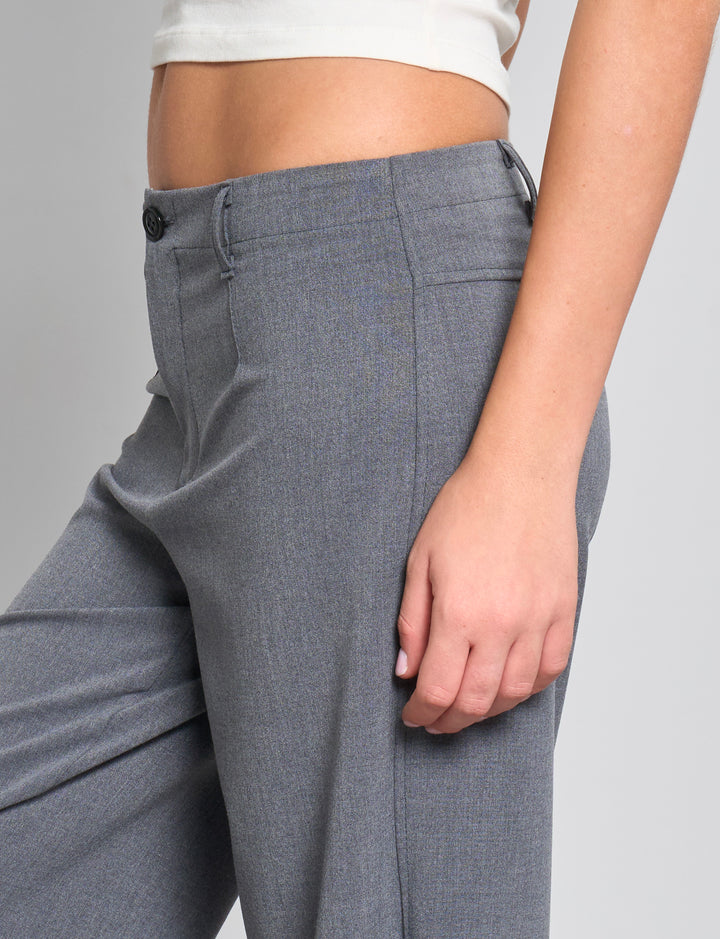 Pantalone grigio scuro elegante a palazzo dettaglio
