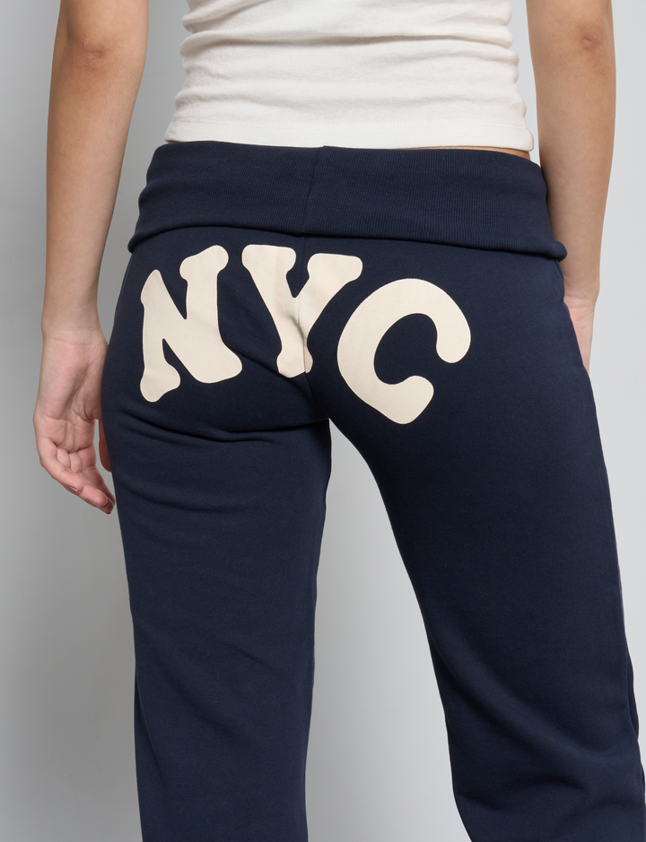 Pantalone in felpa blu navy con scritta NYC dettaglio