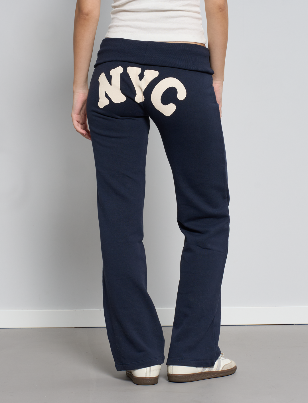 Pantalone in felpa blu navy con scritta NYC retro