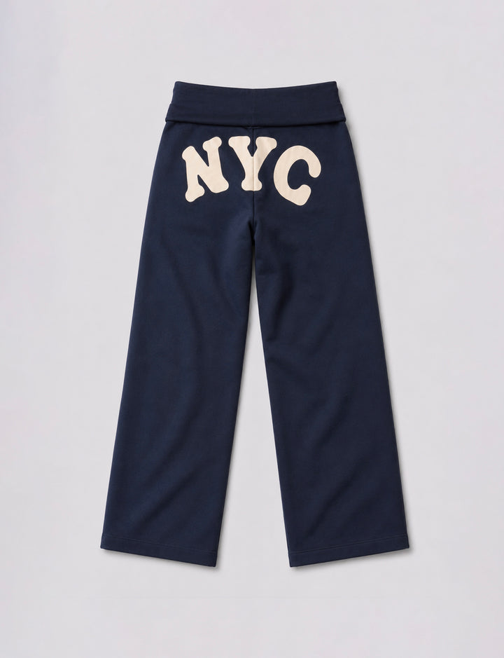 Pantalone in felpa blu navy con scritta NYC still life