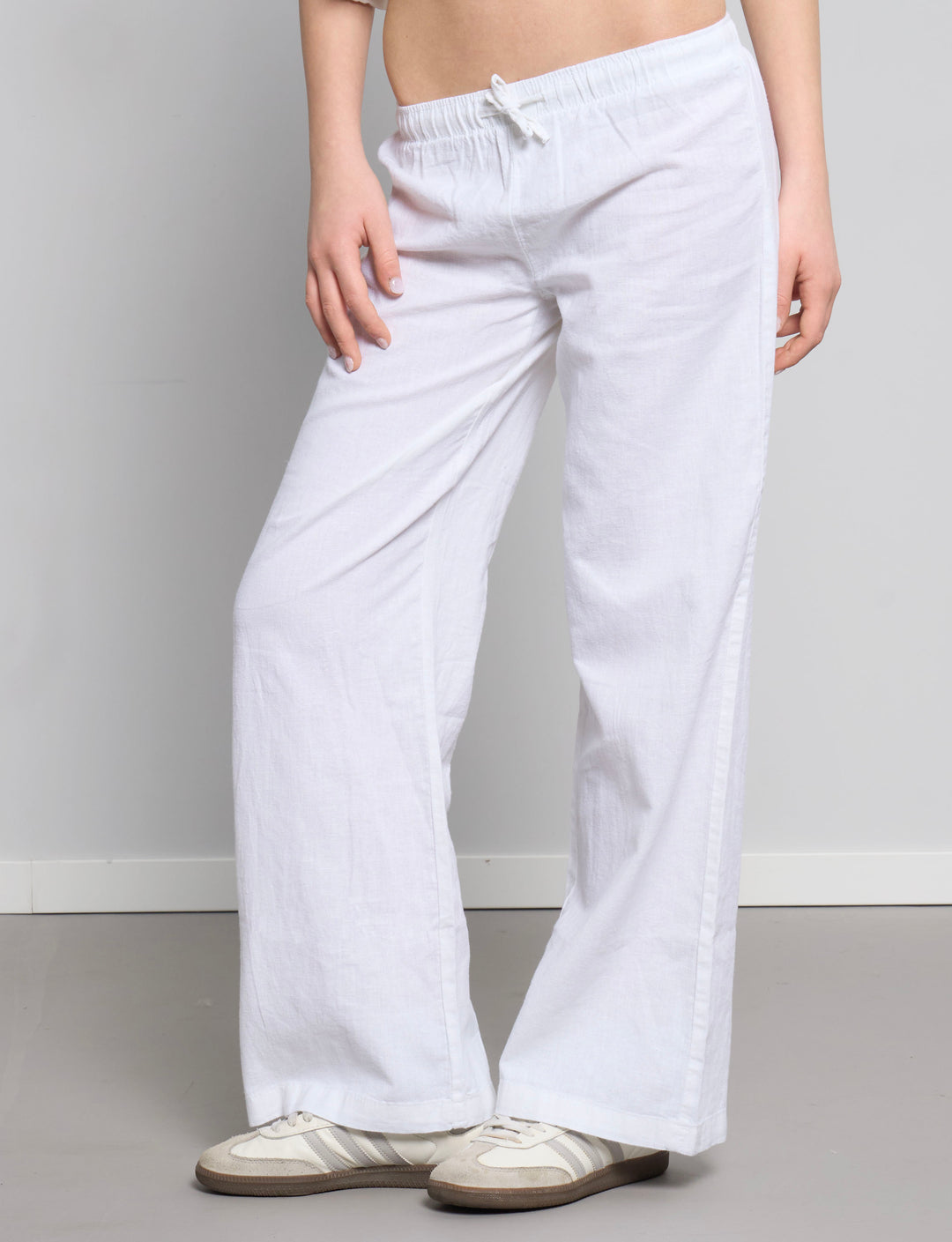 Pantalone in lino bianco a gamba ampia frontale
