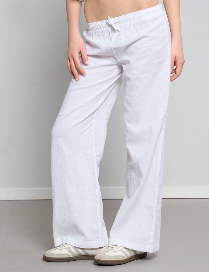 Pantalone in lino bianco a gamba ampia frontale
