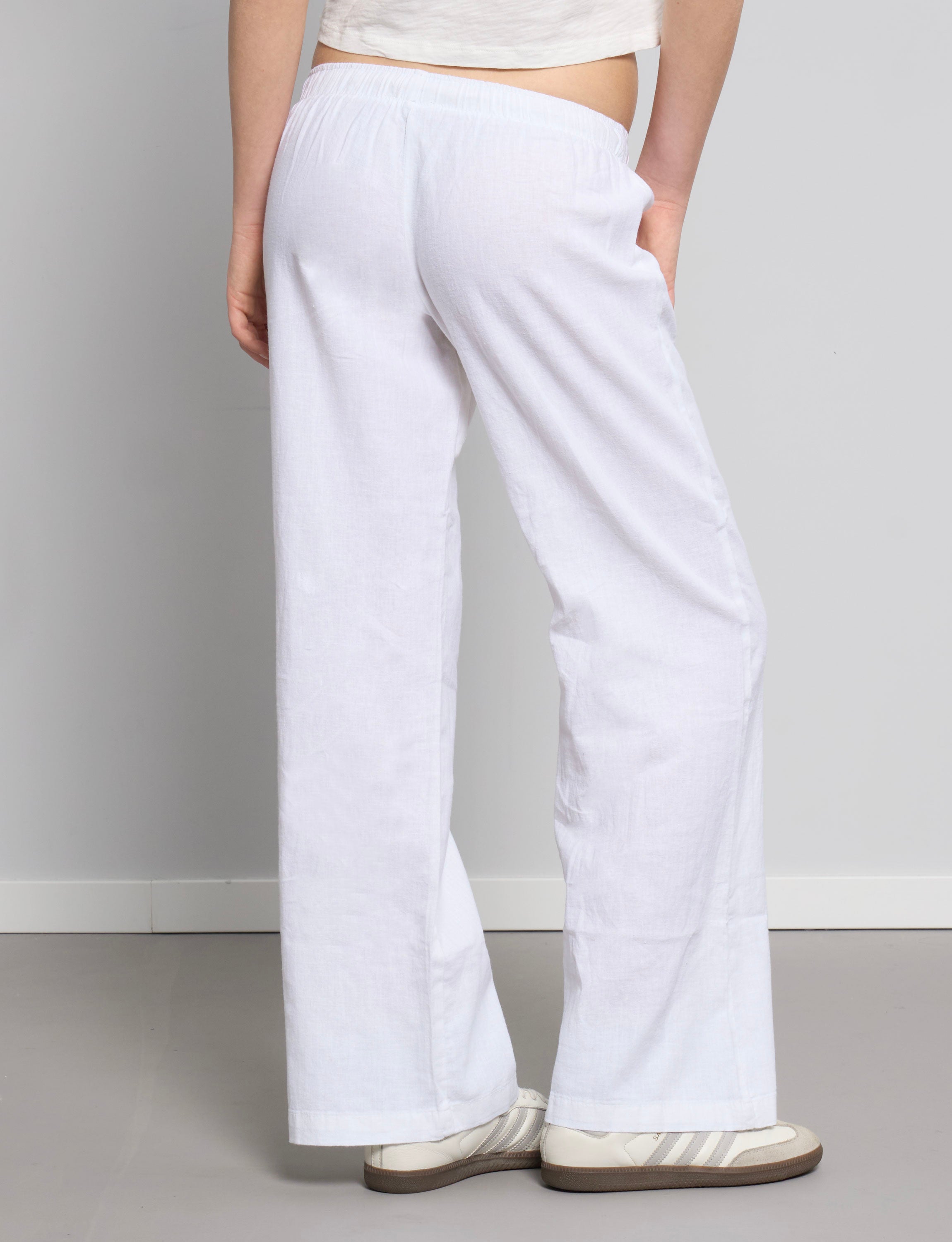 Wide-leg white linen trousers – Suite Benedict