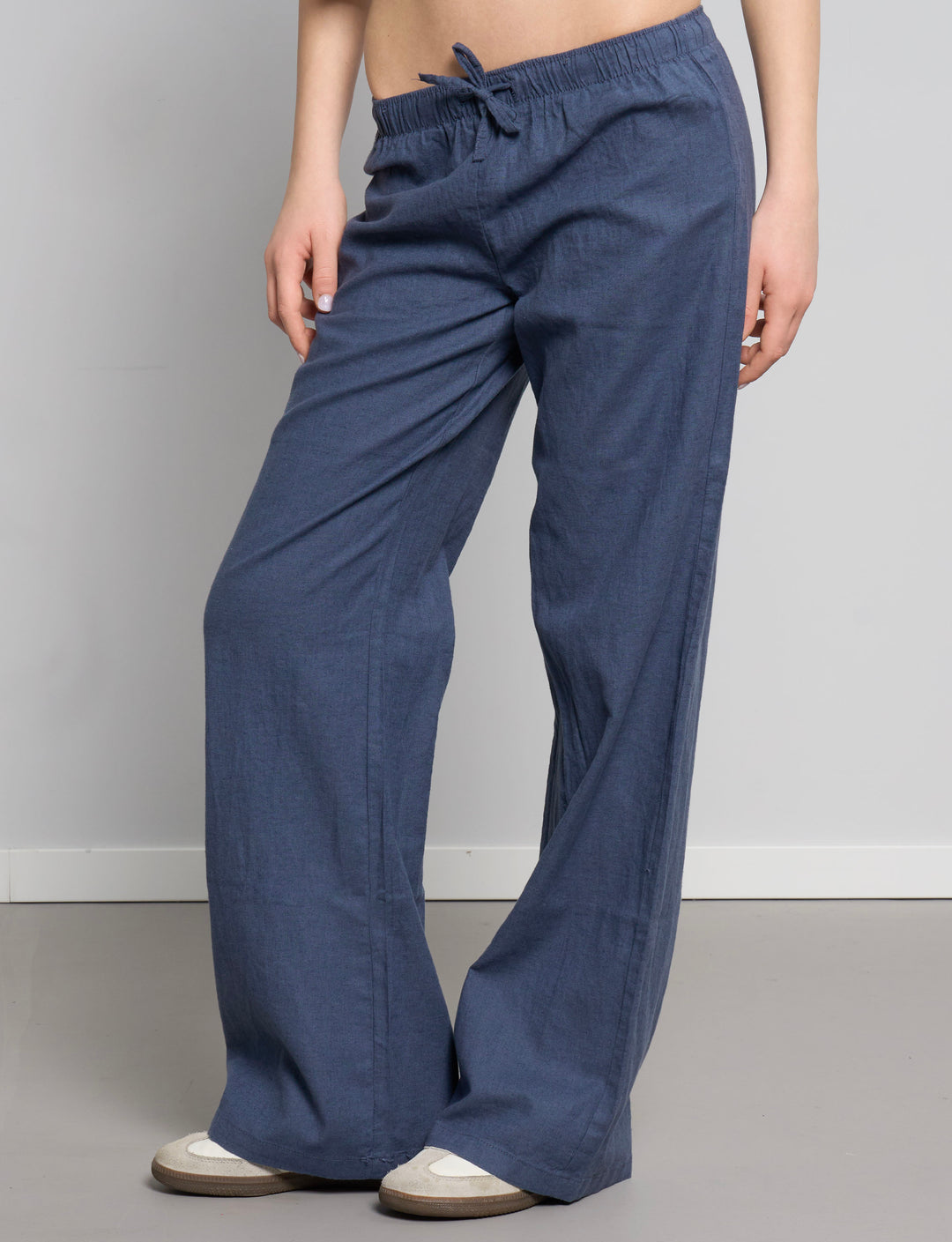 Pantalone in lino blu inchiostro a gamba ampia frontale