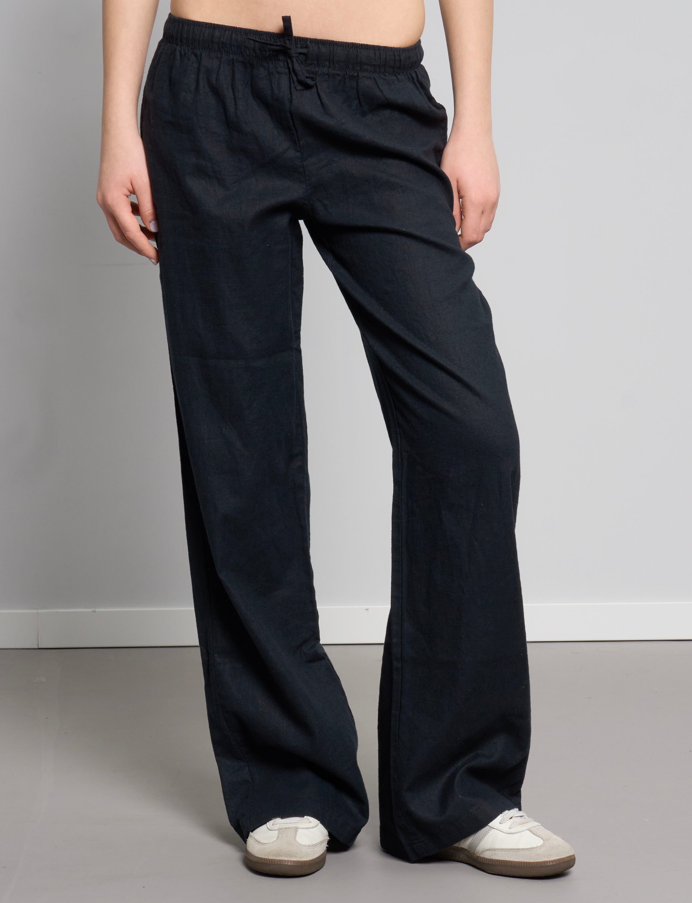 Pantalone in lino nero a gamba ampia