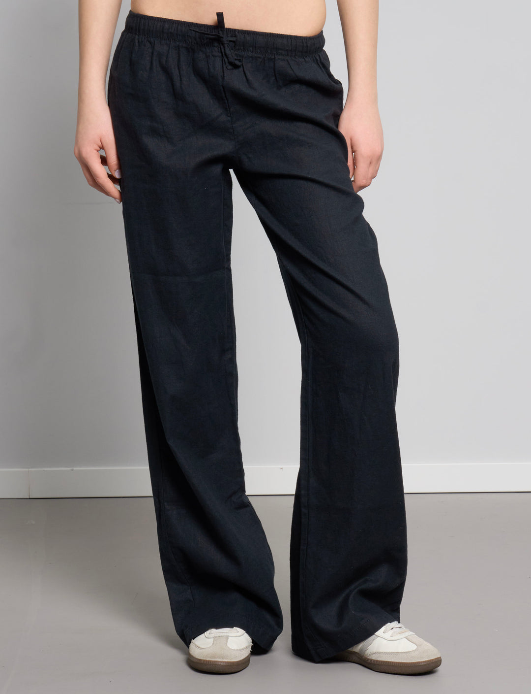Pantalone in lino nero a gamba ampia frontale