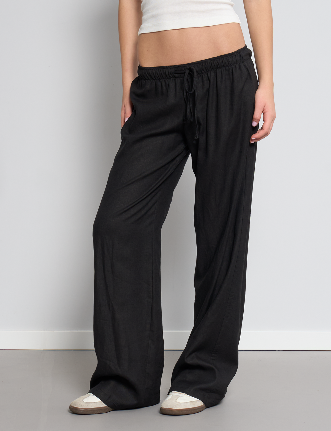 Pantalone in lino nero a palazzo frontale