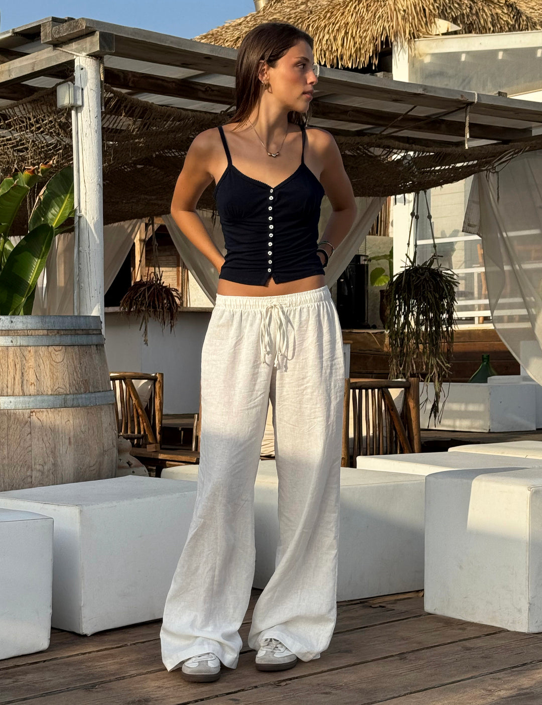Pantalone in lino panna a palazzo copertina