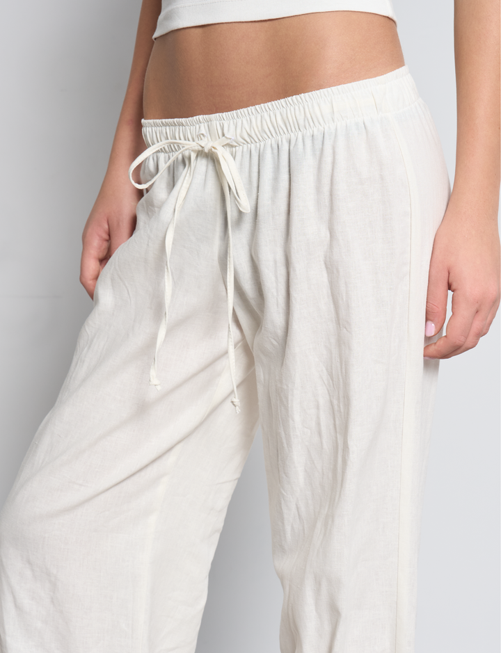 Pantalone in lino panna a palazzo dettaglio
