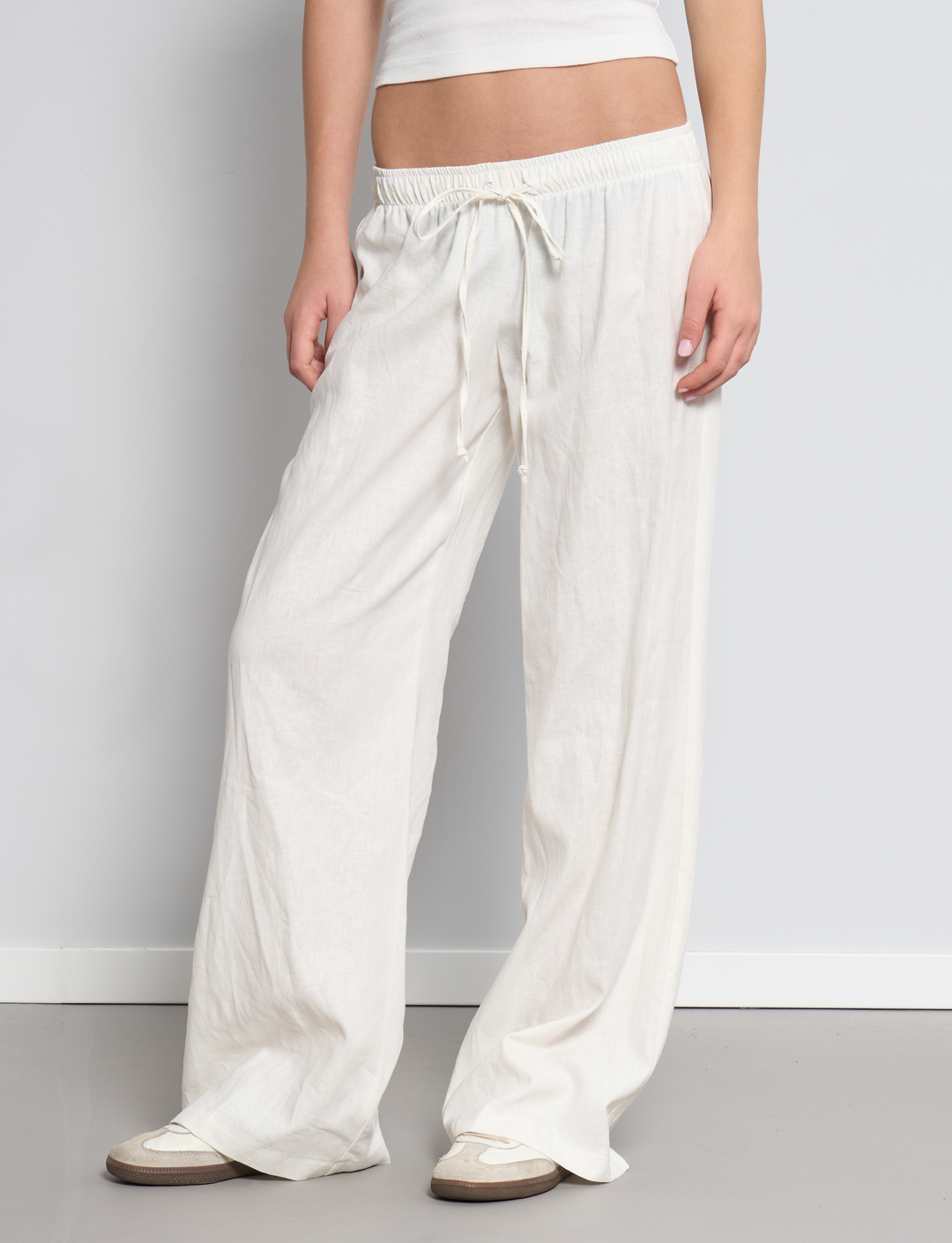 Pantalone in lino panna a palazzo frontale