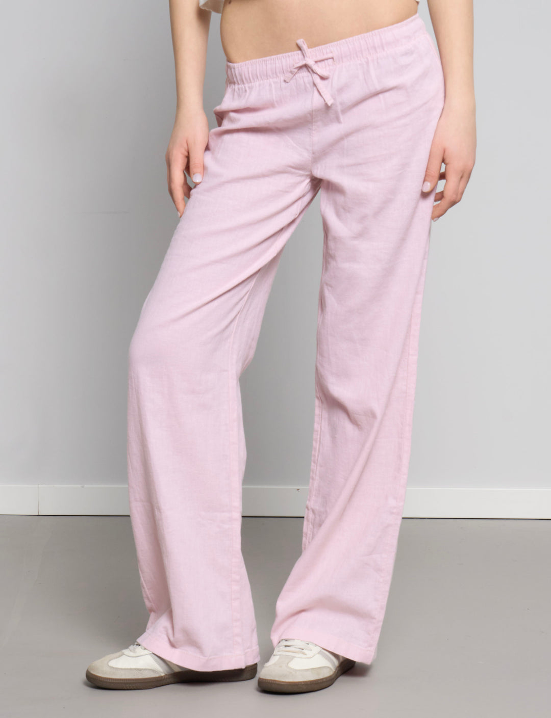 Pantalone in lino rosa a gamba ampia frontale