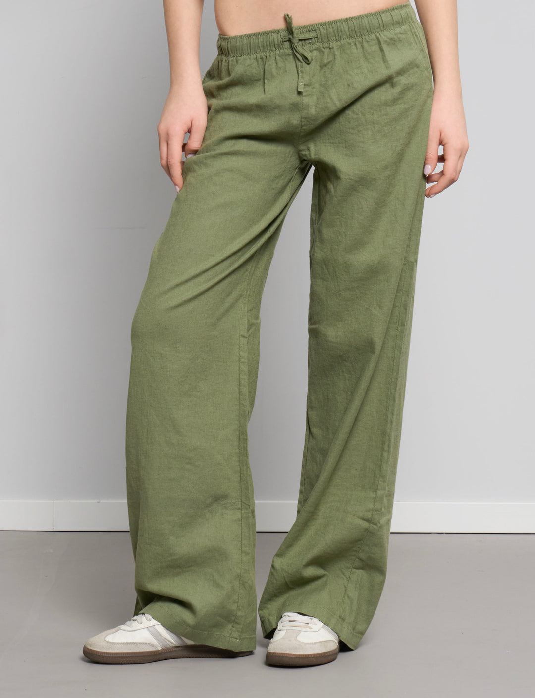Pantalone in lino verde salvia a gamba ampia frontale